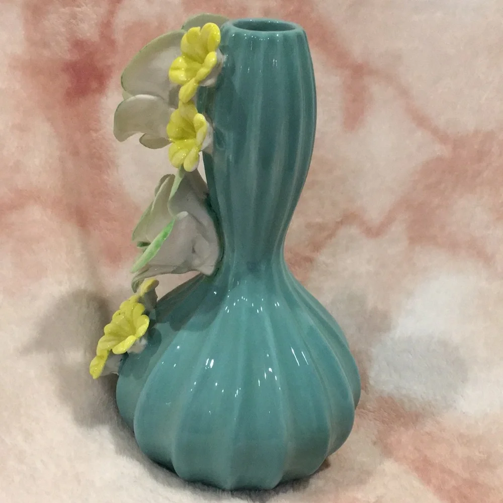 “Blooming Bright” Ceramic Bud Vase 3D ceramic Flowers NWOT 4”x6.5” Handcrafted - Picture 8 of 16
